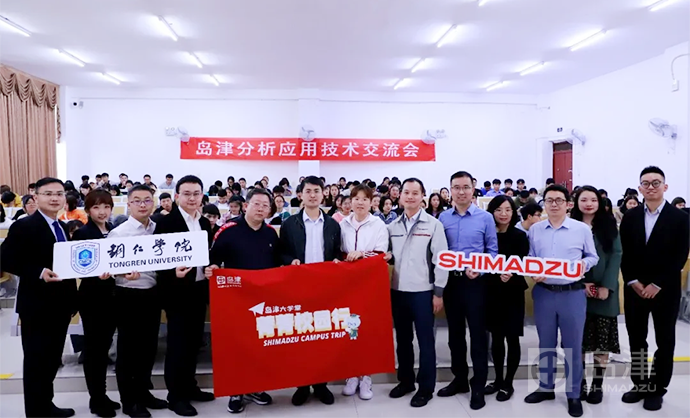 一群人站在一起描述已自动生成