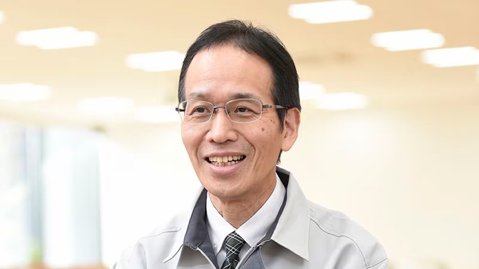 戴眼镜的男人在微笑描述已自动生成